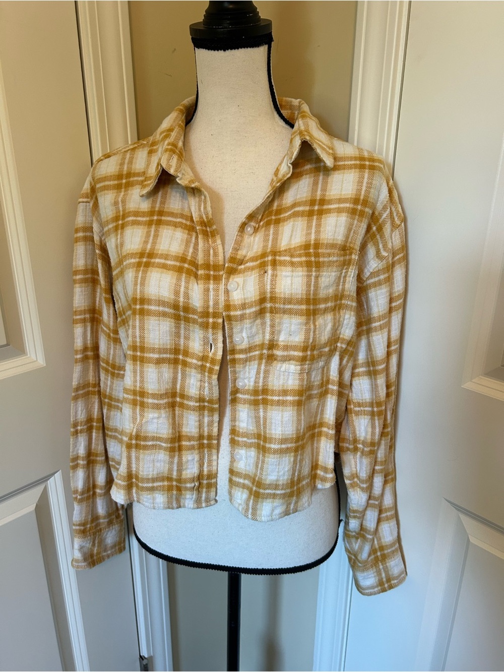 Vintage American eagle Women's Plaid Button-Front cropped flannel Mustard White